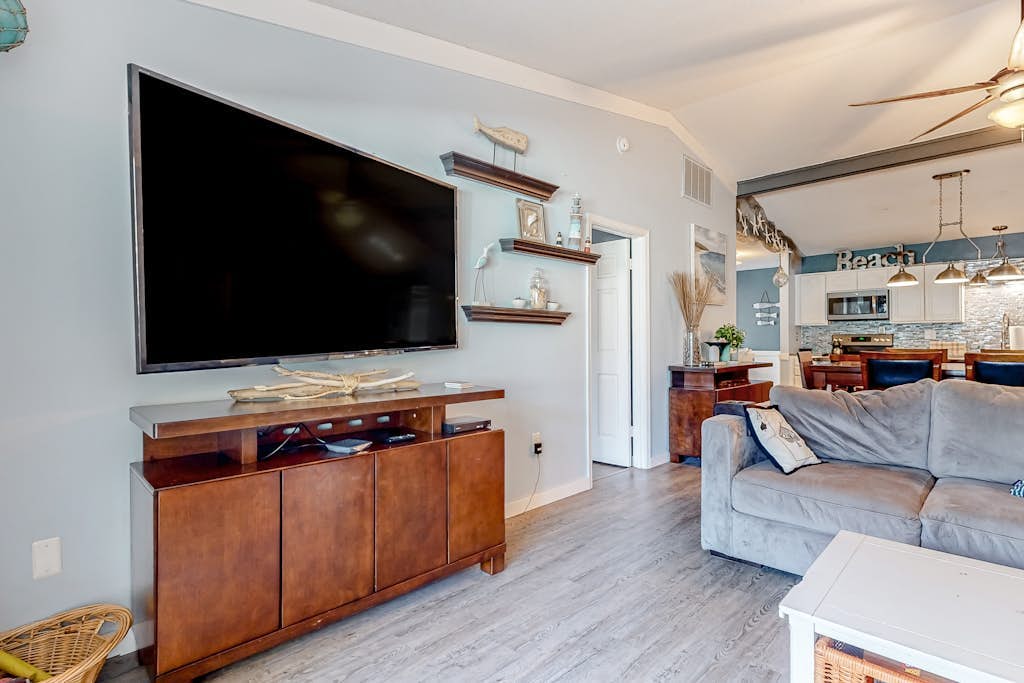 Dog-friendly home 5 blocks from the beach with patio, fireplace & prime location