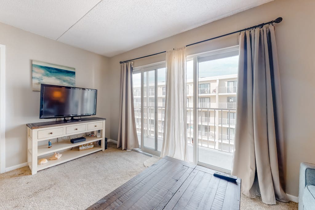Dreamy coastal condo on the canal with sunset views, private balcony & free WiFi