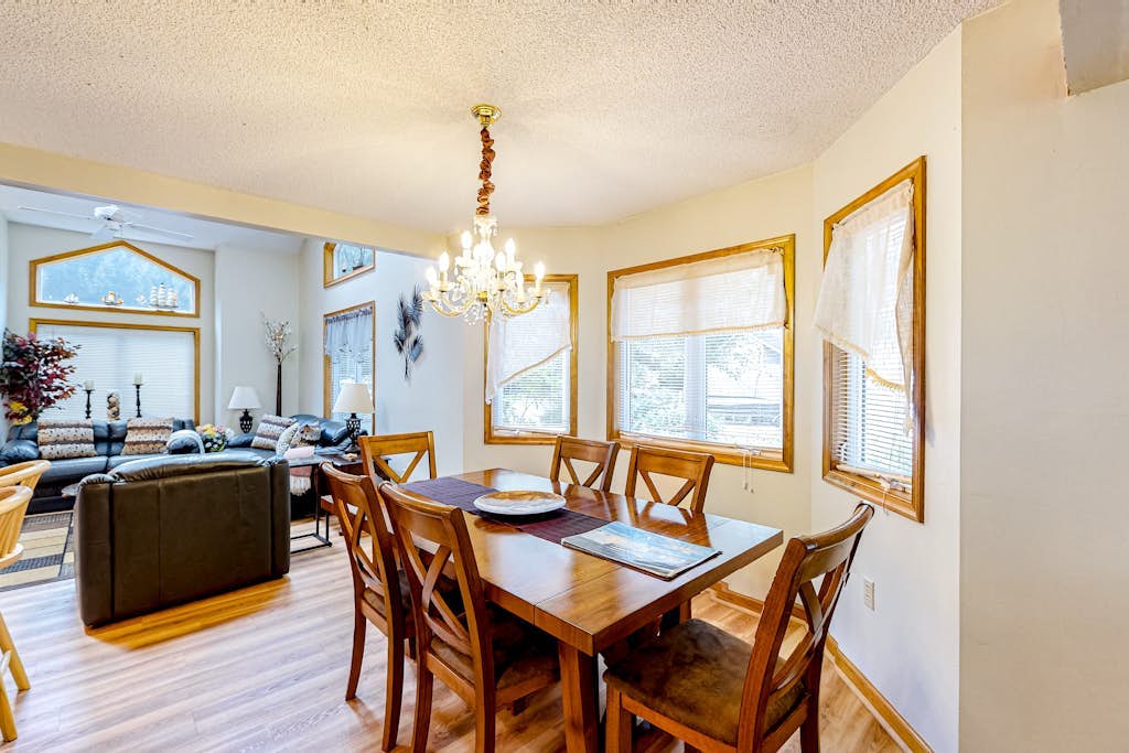 Home with central AC, gas fireplace, washer/dryer, firepit, & shared pools