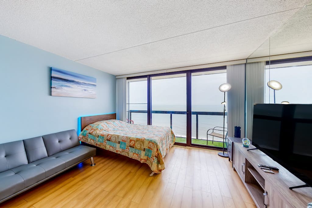 Beachfront studio with ocean views, AC, W/D, balcony, pool, gym & beach access