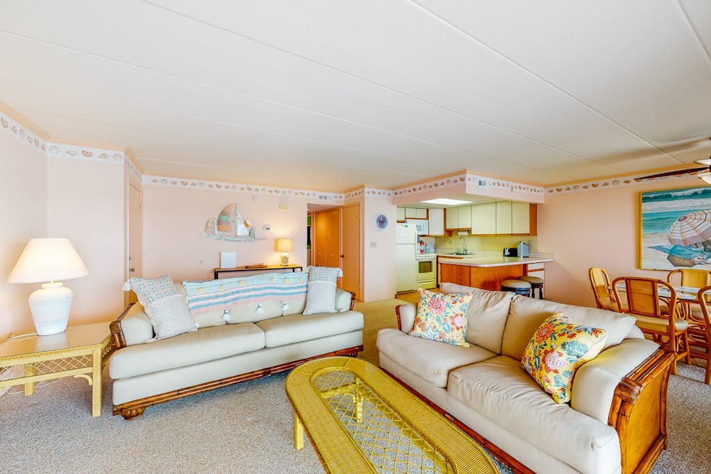Bay view condo with WiFi, balcony, boardwalk, pool, tennis, & on-site dining