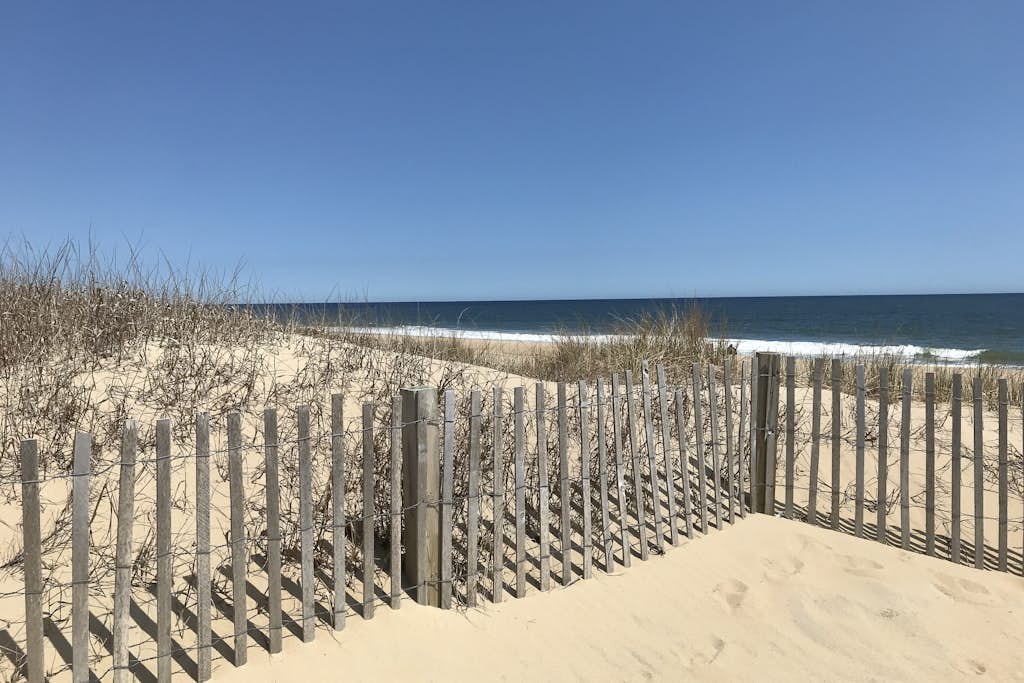 2nd-floor condo w/ wraparound balcony & pool - across street from Northside Park