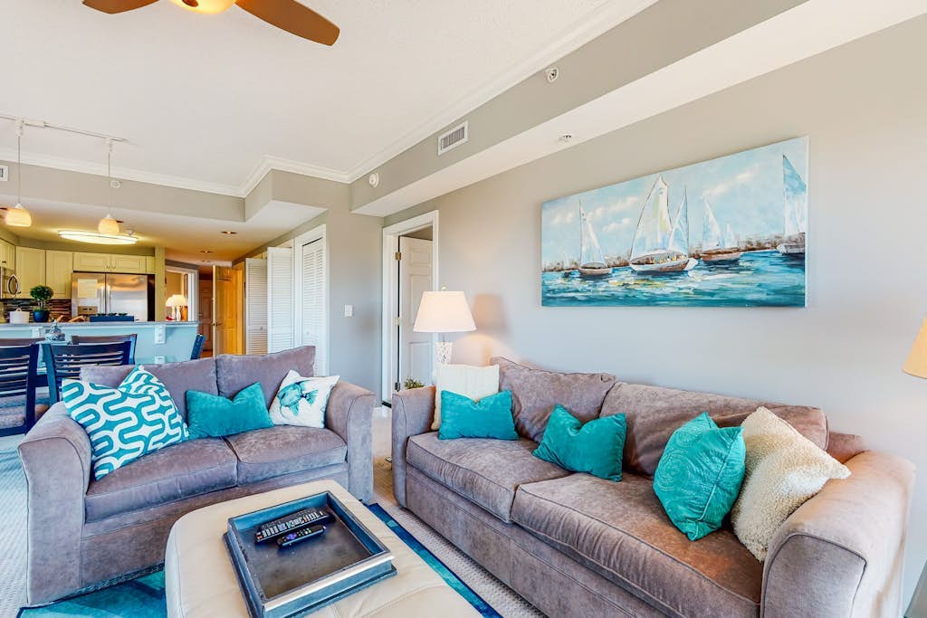 2nd-floor condo w/ wraparound balcony & pool - across street from Northside Park