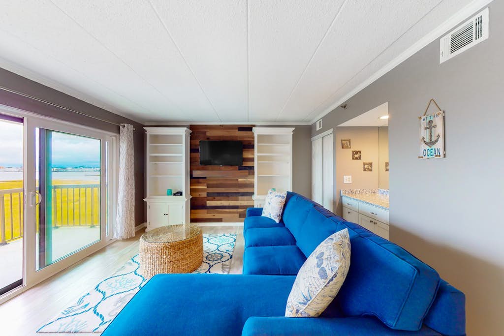 Bayfront condo with water & sunset views, balcony & pool - walk everywhere