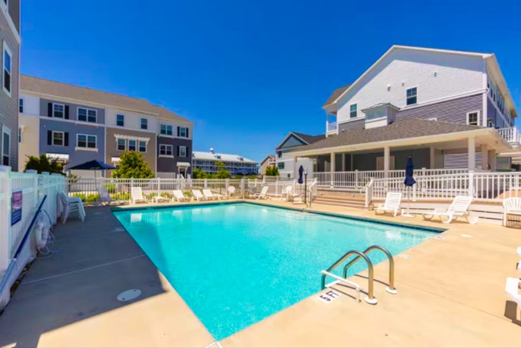 Bay view townhome with pool access, fast WiFi, central AC, & a washer/dryer