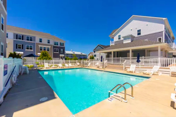 Bay view townhome with pool access, fast WiFi, central AC, & a washer/dryer