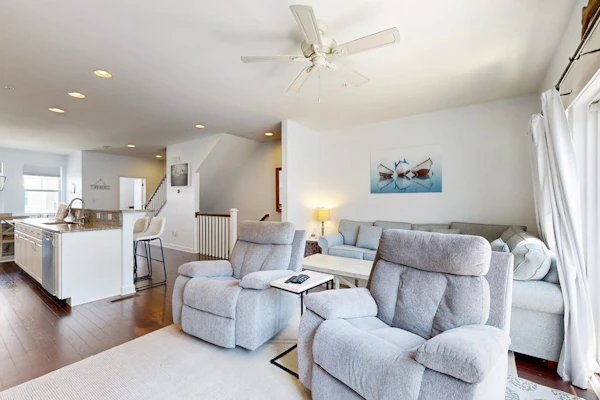 Bay view townhome with pool access, fast WiFi, central AC, & a washer/dryer
