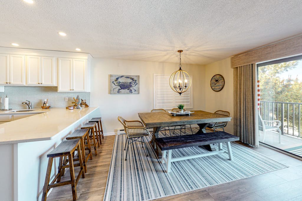 Updated condo with balcony, washer/dryer & beach access - near dining & golf