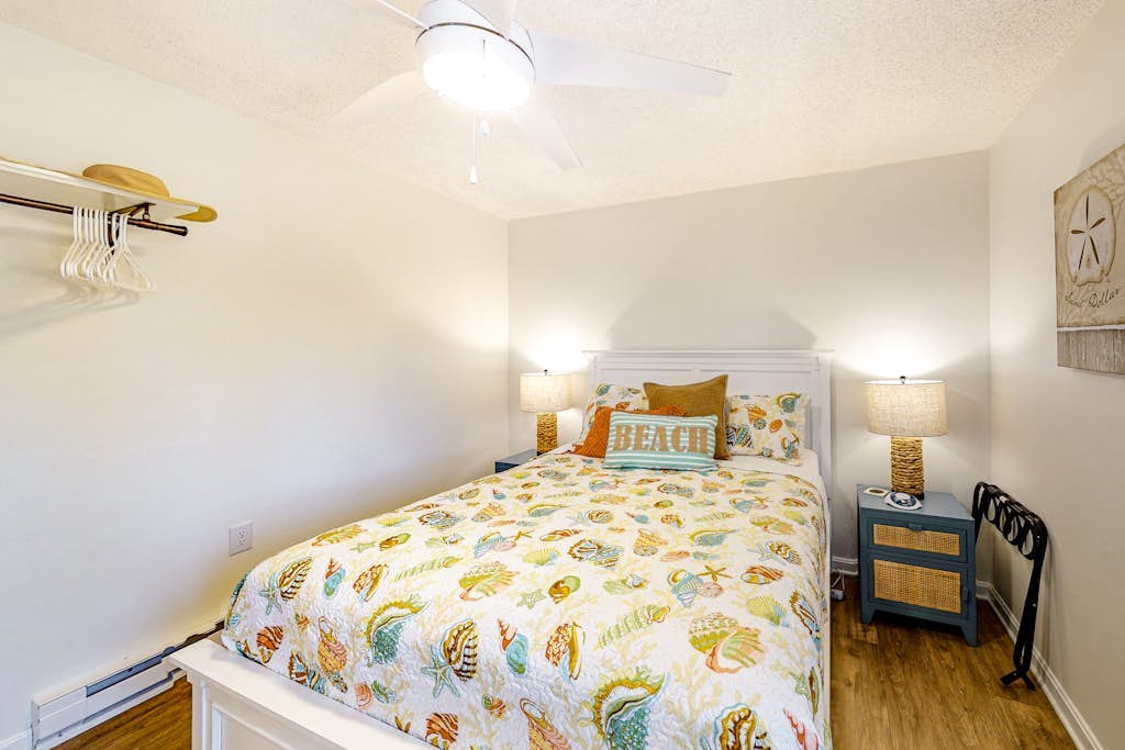 Updated condo with balcony, washer/dryer & beach access - near dining & golf