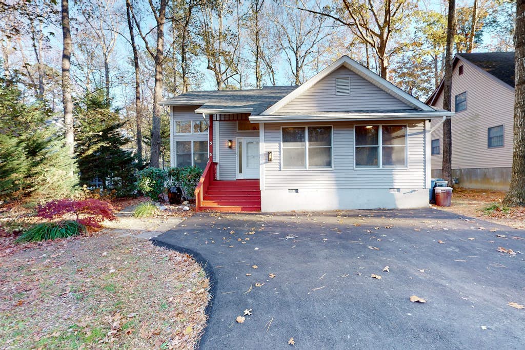 Contemporary, spacious home with firepit, washer/dryer, & central AC