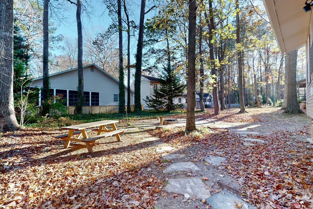Contemporary, spacious home with firepit, washer/dryer, & central AC