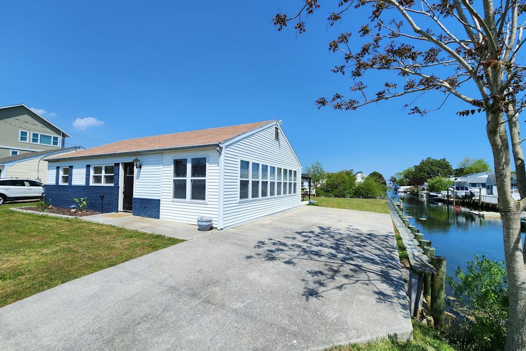 Canal-front home with fast WiFi, central ac, and private dock