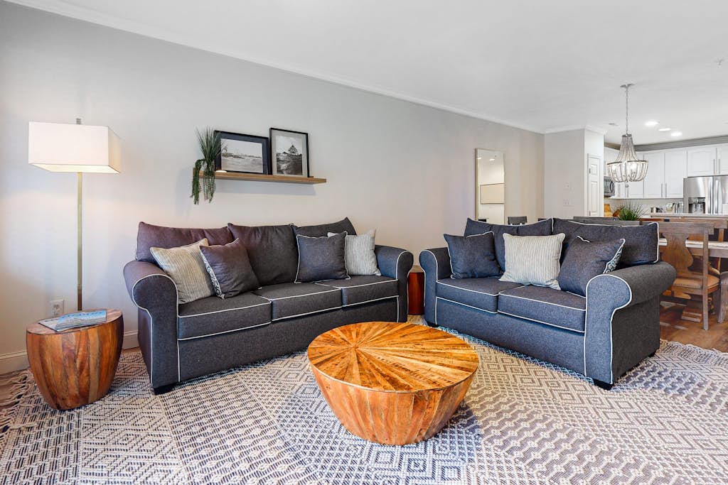 Sunlit island abode with bayside beach, pools, WiFi, balcony, & AC