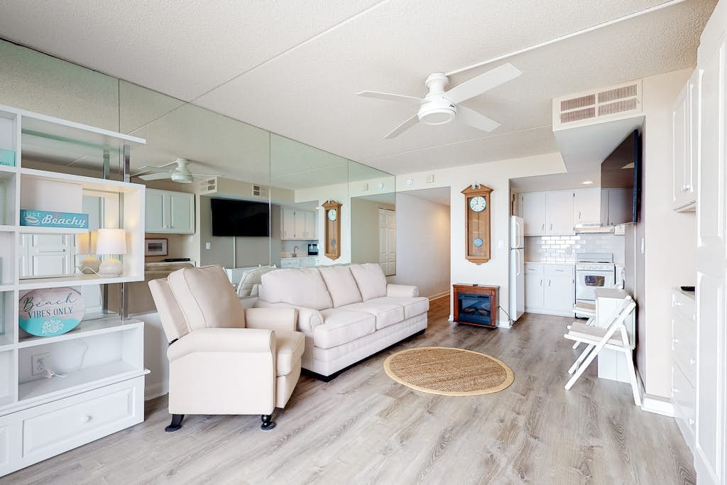 Beachfront studio with balcony, AC & beachfront & rooftop pools