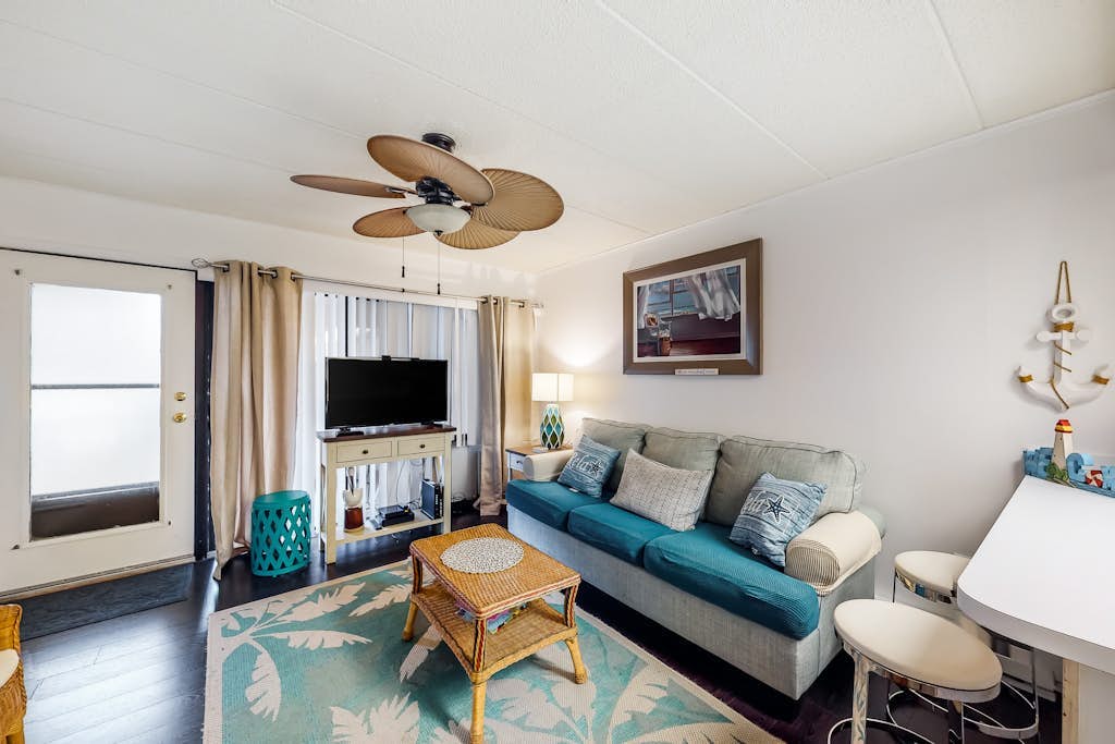 Sunny and sophisticated condo with oceanview, balcony, WiFi, & Netflix