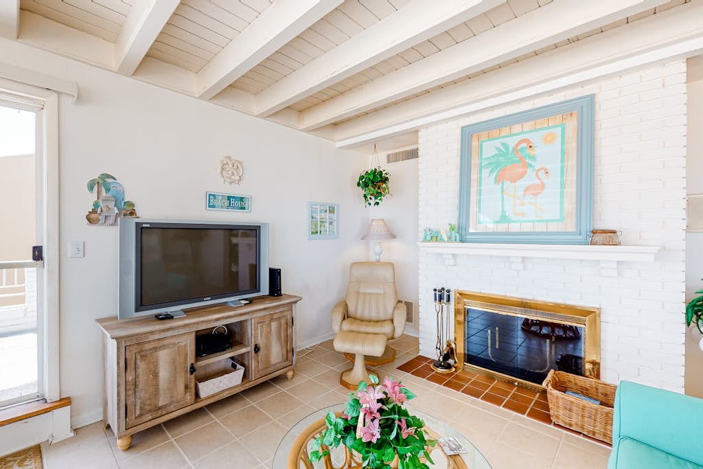 Oceanfront condo with amazing views, washer/dryer & beach access