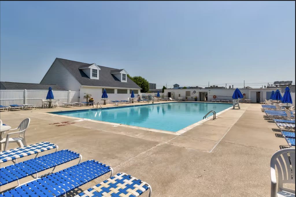 Updated dog-friendly home with gas grill, 2 pools, 2 tennis courts, fishing pier