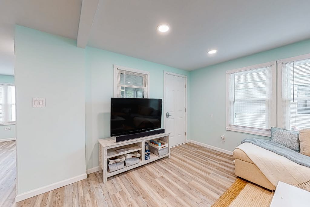 Updated dog-friendly home with gas grill, 2 pools, 2 tennis courts, fishing pier