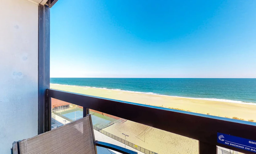 Delightful beachfront studio with full kitchen, balcony, pools, gym & tennis