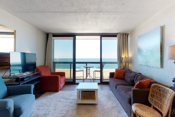 Delightful beachfront studio with full kitchen, balcony, pools, gym & tennis
