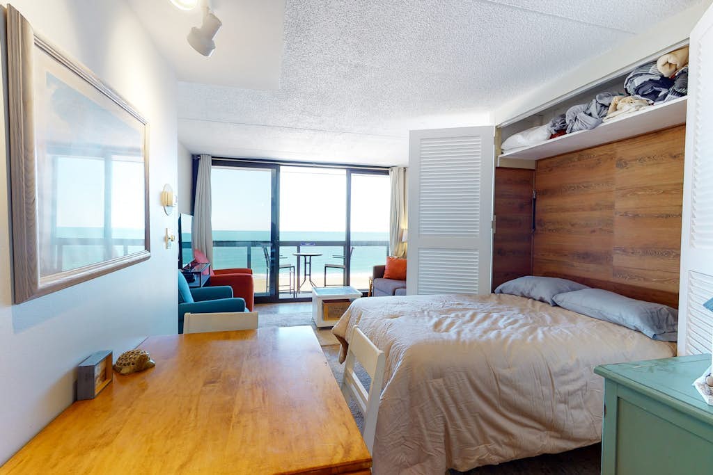 Delightful beachfront studio with full kitchen, balcony, pools, gym & tennis