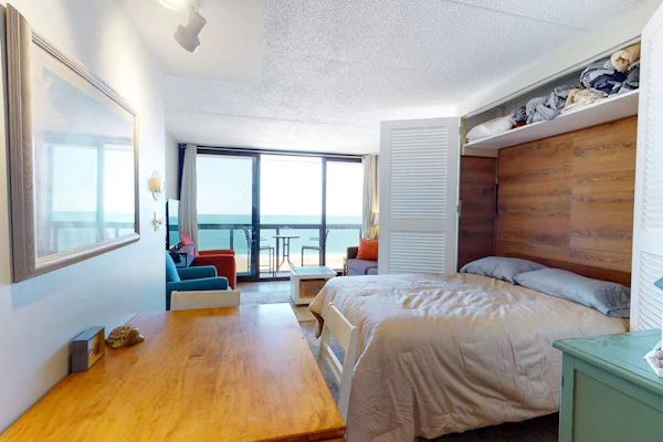 Delightful beachfront studio with full kitchen, balcony, pools, gym & tennis