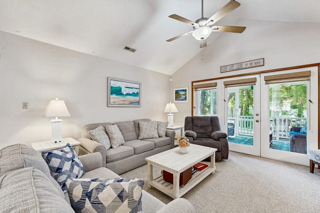 Dog-Friendly Beach House - Fast WiFi, Central AC, Gas Fireplace & Washer/Dryer