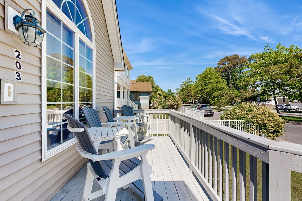 Dog-Friendly Beach House - Fast WiFi, Central AC, Gas Fireplace & Washer/Dryer