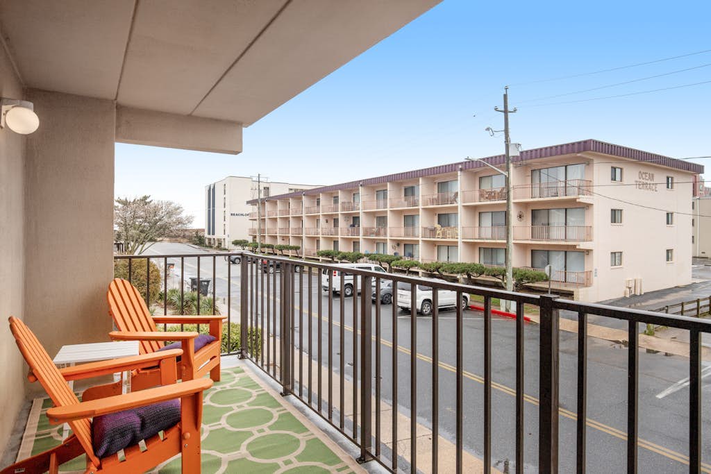 Ocean block condo with large balcony, AC, WiFi & laundry - walk to the beach
