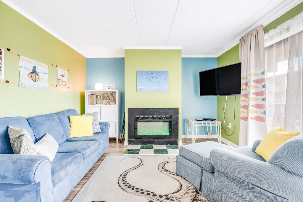 Ocean block condo with large balcony, AC, WiFi & laundry - walk to the beach
