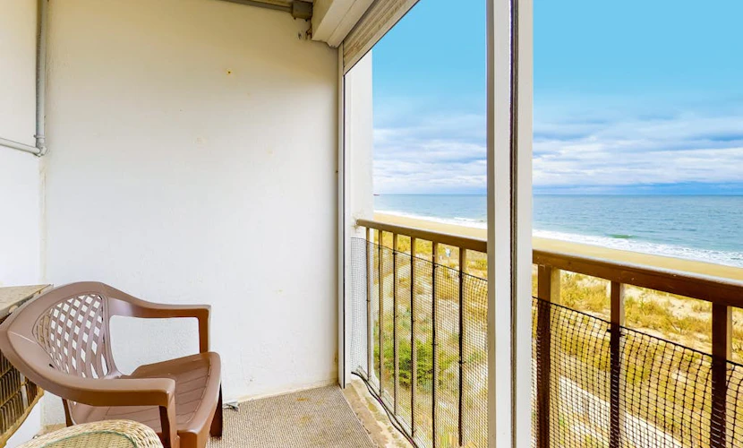 Oceanfront Condo with Beach Views, WiFi, Washer-Dryer, Parking & Walkable Locale