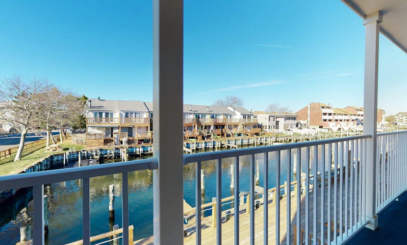 Waterfront Condo - Shared dock - Free WiFi, Partial AC, Washer/Dryer