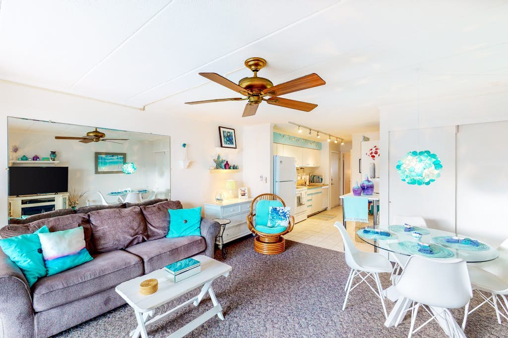 Ocean Block Condo Steps from the Beach with Side Ocean View, Balcony & WiFi