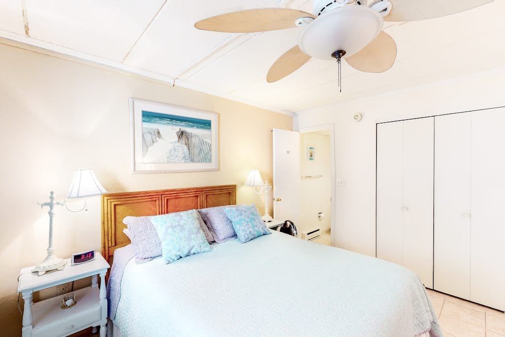 Ocean Block Condo Steps from the Beach with Side Ocean View, Balcony & WiFi