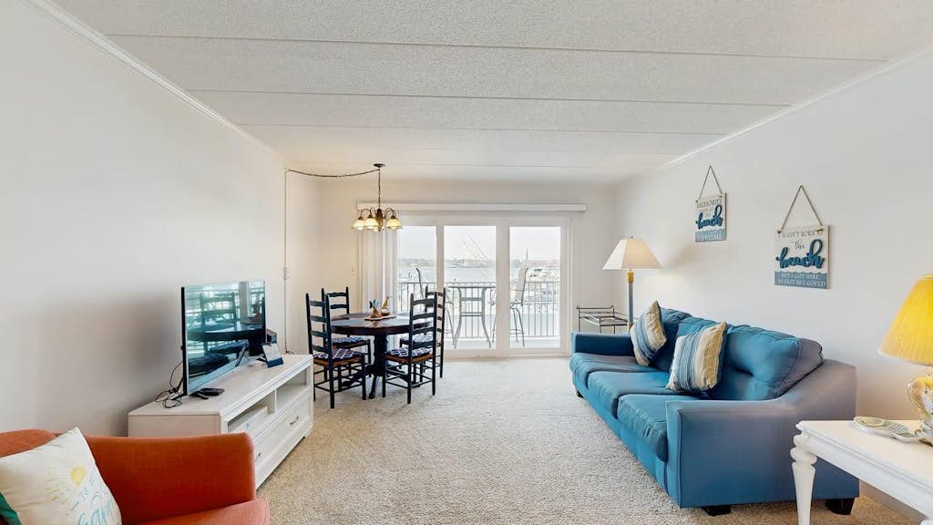 Old Town Ocean City condo with WiFi, washer/dryer, & pool - near boardwalk