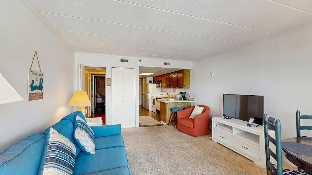 Old Town Ocean City condo with WiFi, washer/dryer, & pool - near boardwalk