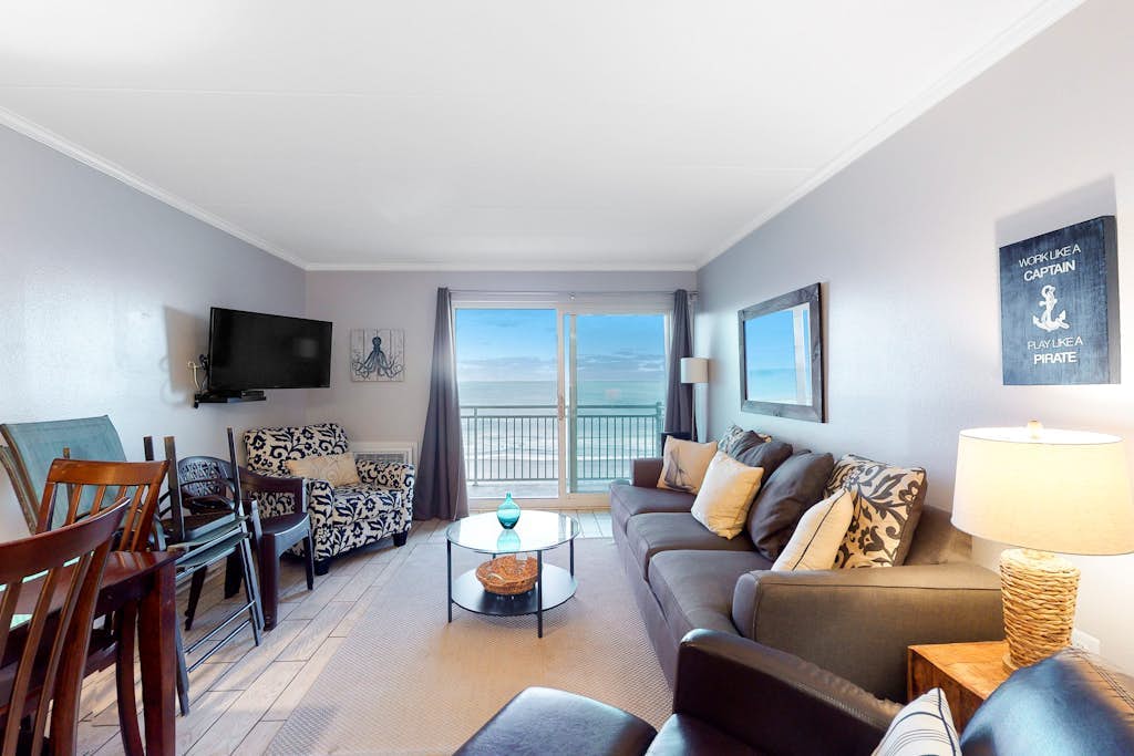 Remodeled, oceanfront condo with balcony, sunrise views, WiFi & W/D