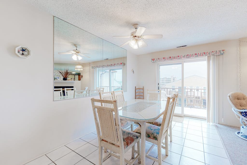 Shoreline Stepper w/ Balcony, Free WiFi, Central AC &  Washer/Dryer