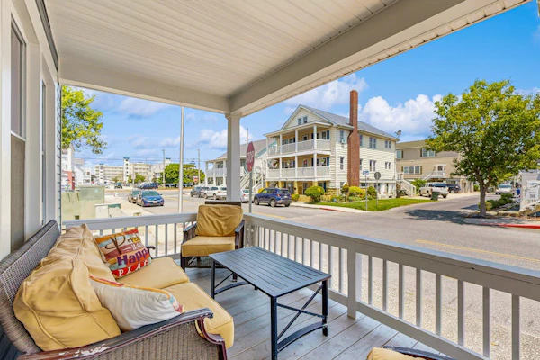 Walk Everywhere - Cute Coastal Cottage - Alfresco Dining, Outdoor Shower & Porch