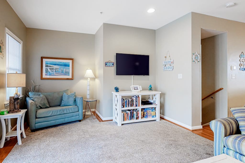 Coastal Getaway - Free WiFi, Central AC, Washer & Dryer - Walk 2 Blocks to Beach