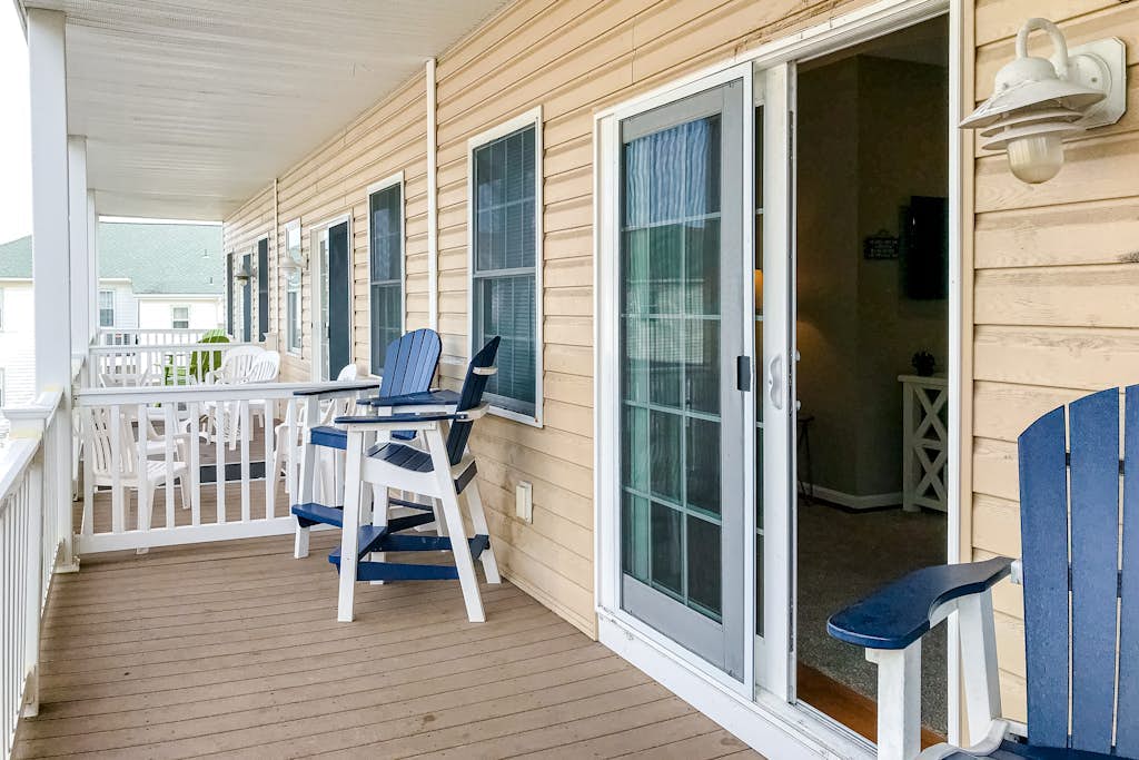 Coastal Getaway - Free WiFi, Central AC, Washer & Dryer - Walk 2 Blocks to Beach