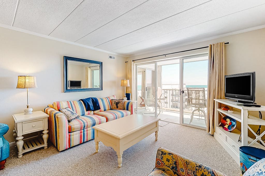 Fantastic Condo Situated in Oceanfront Complex w/Shared Pool, Free WiFi, AC