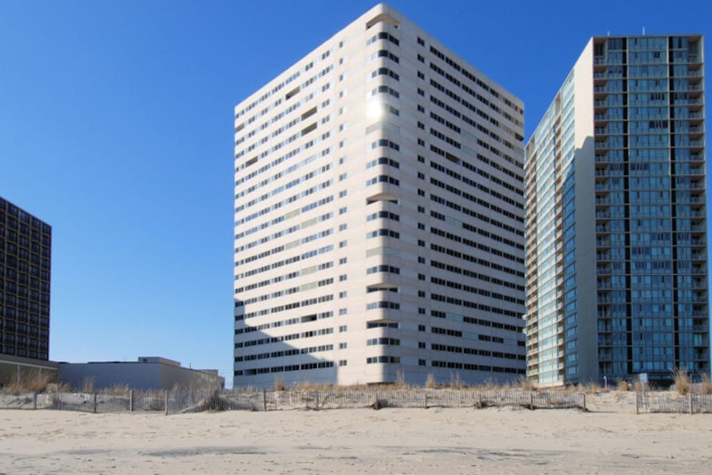 Wonderful Vacation Suite in Oceanfront Building w/Central AC, Shared Pool, WiFi
