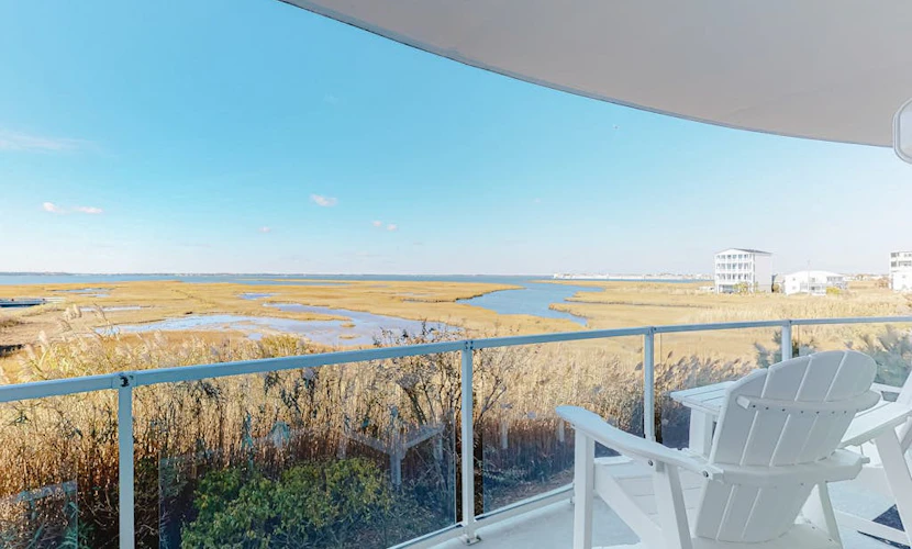 Wonderful Suite in Bayfront Location w/Shared Pool, Free WiFi, & Central AC