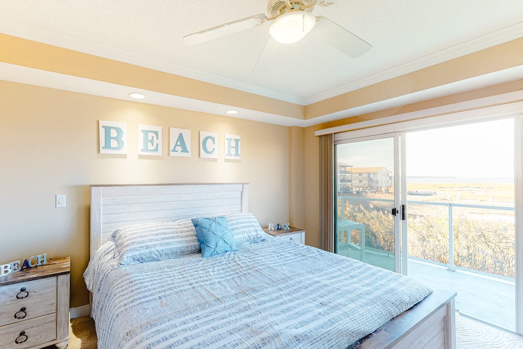 Wonderful Suite in Bayfront Location w/Shared Pool, Free WiFi, & Central AC