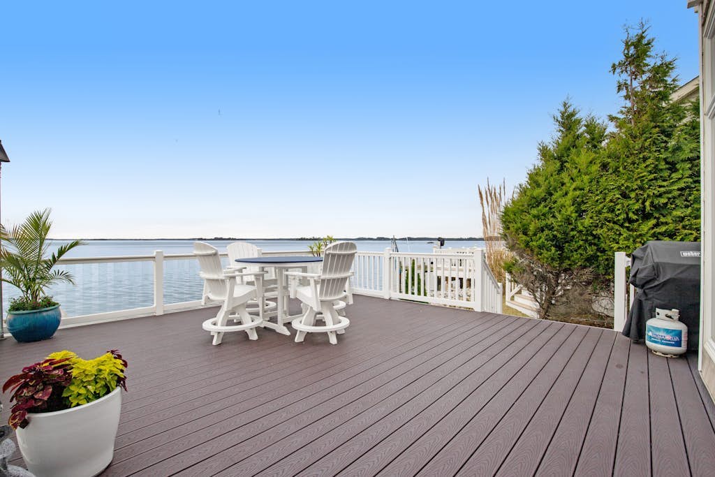 Bayfront Home with Stunning Water Views Free WiFi, Central AC & Washer/Dryer