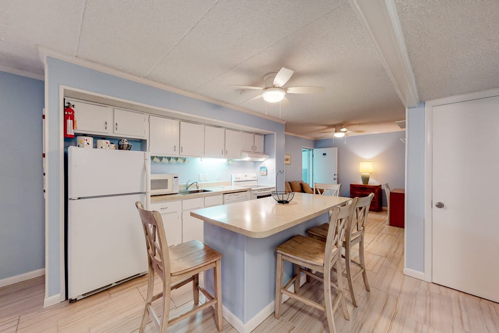 Oceanfront Condo w/ Balcony, Great Views, NEW HVAC, W/D - Walk to Northside Park