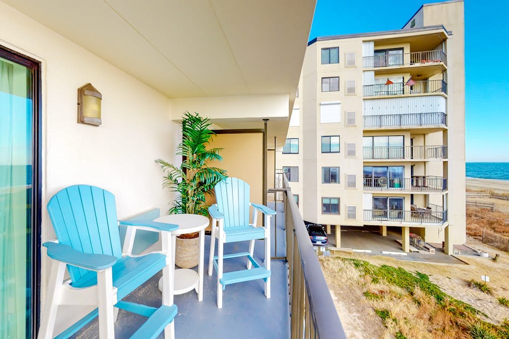 Oceanfront Condo with Direct Beach View, Balcony, AC, WiFi & Laundry