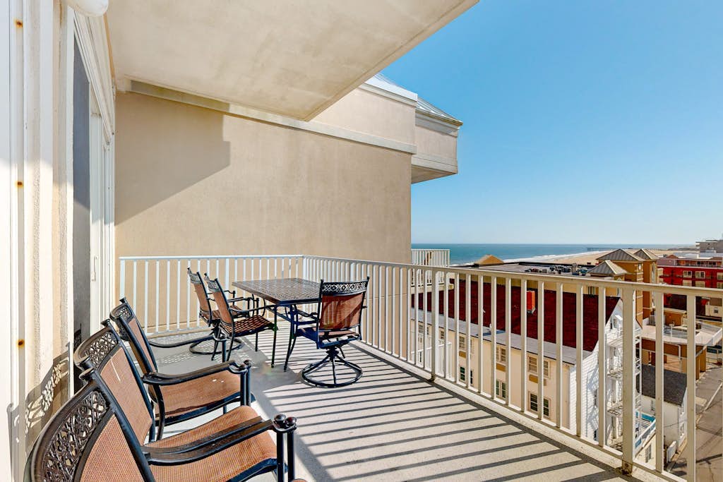 Penthouse Unit-Ocean View, Balcony, indoor/outdoor pool with gym
