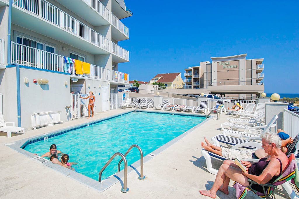 Ocean Block Condo with Central AC, WiFi, Gas Fireplace, W/D & Shared Pool